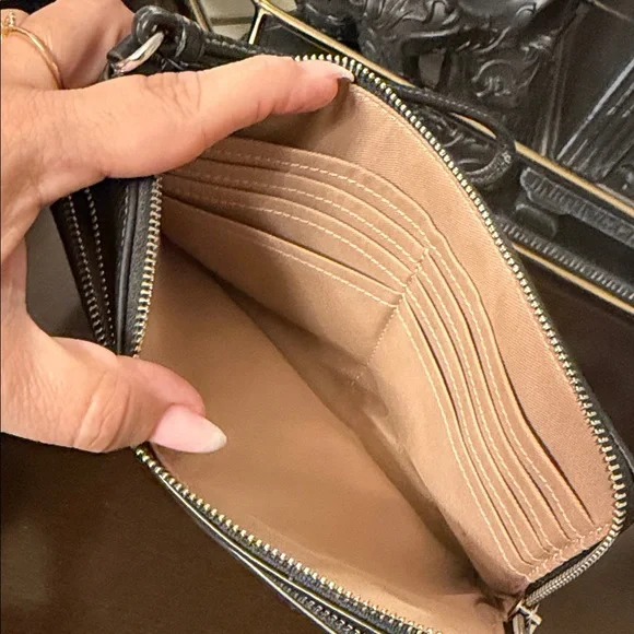 Coach Two-Tone Black and Cream Wristlet wallet - Picture 4 of 9